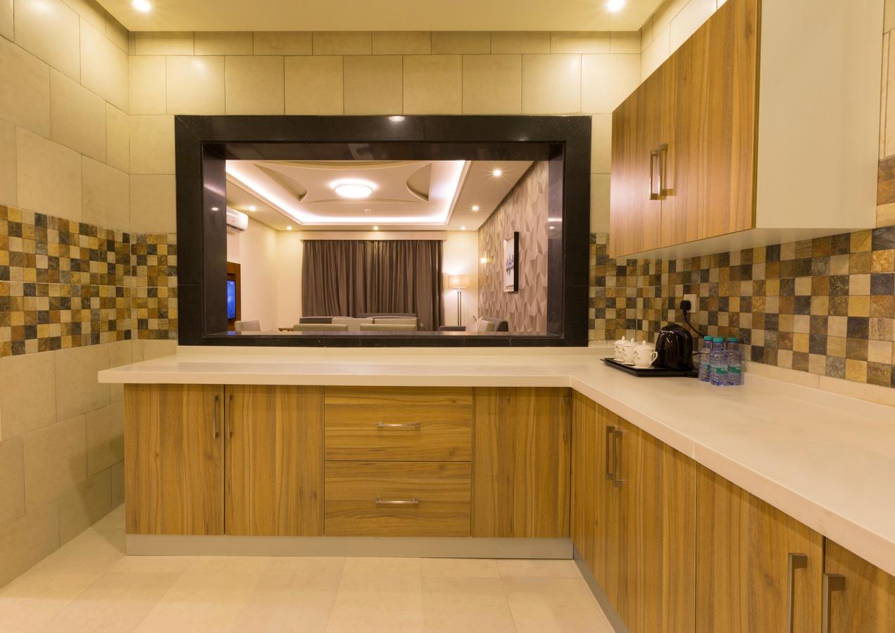 Ayam Lilian Aparthotel Бурайда Экстерьер фото